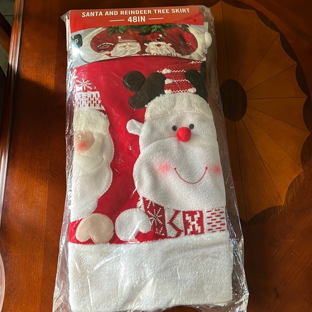 Santa and reindeer tree skirt